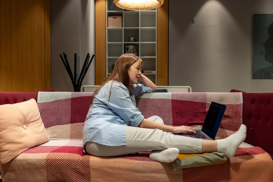 노트북으로 로고 시안을 다듬는 프리랜서의 모습, 외주 작업을 진행하는 장면