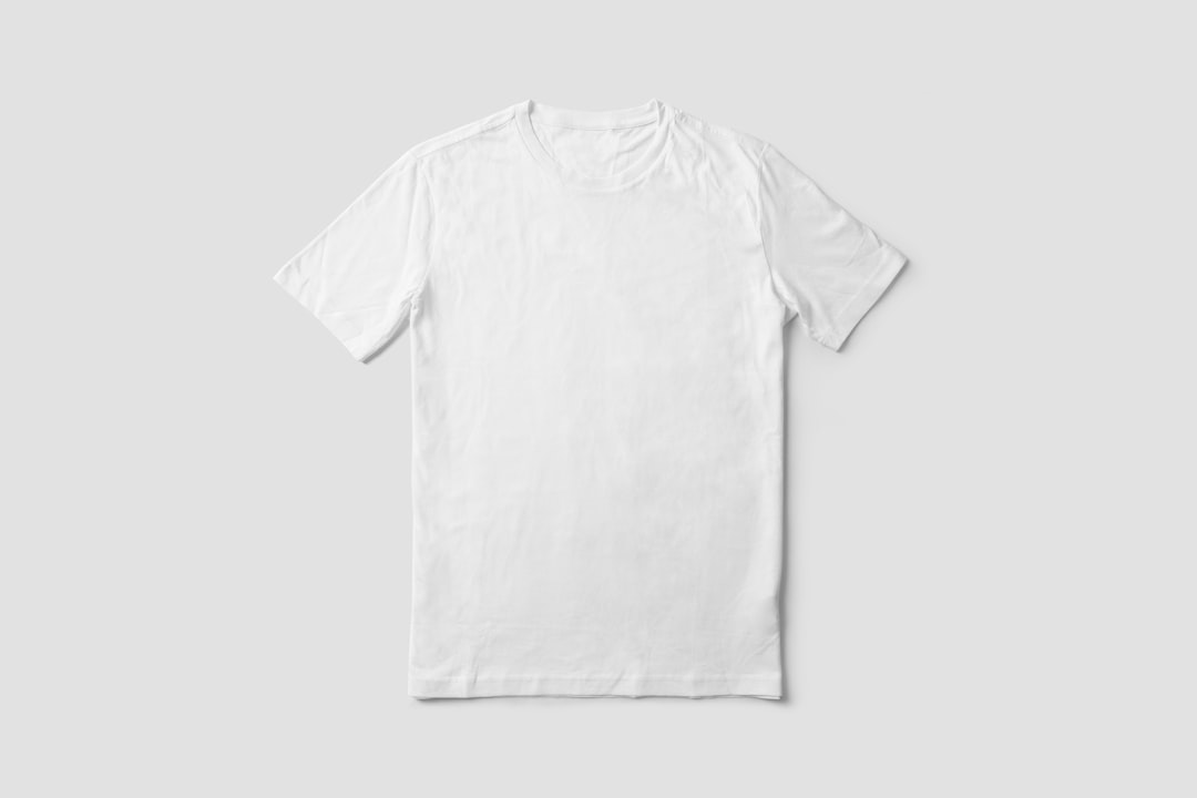 AI로 디자인한 그림이 티셔츠와 머그컵에 인쇄된 굿즈 목업 이미지로 무재고 POD 부업으로 판매할 상품을 화면에서 확인하는 모습