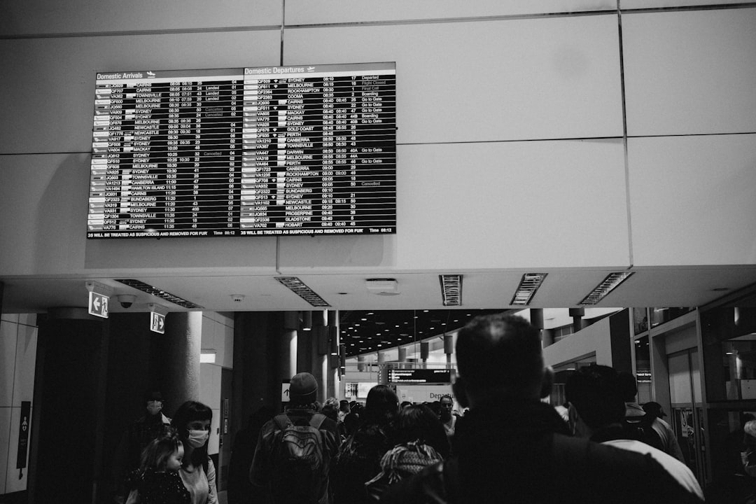 공항 출발 안내 전광판에 항공편 시각이 표시된 모습 — 항공·환승 시간을 현지 시각 기준으로 정확히 정리해야 하는 이유