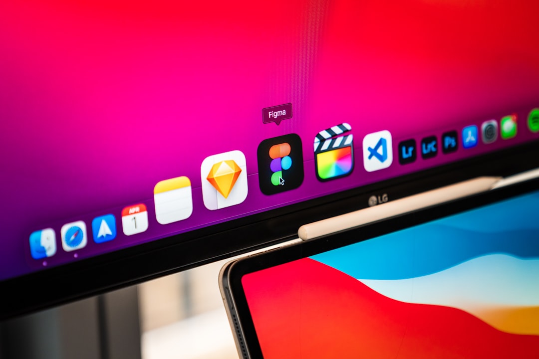 Cursor 3 Design Mode 화면 — 좌측 React 코드 패널 + 우측 시각 편집 캔버스에서 버튼 컴포넌트 클릭·드래그로 위치 조정하는 IDE 인터페이스 시각화