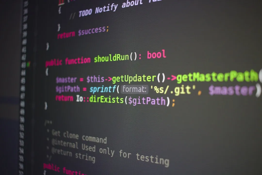 n8n Folder 필터 환경별 분리 검증 흐름 — client-A/dev 폴더 수정 → push → 다른 인스턴스 pull → 동기화 확인 5단계 시각화