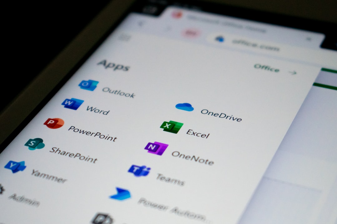 n8n Microsoft Agent 365 Trigger 노드 구성 화면 — Entra ID 인증 + Agent 365 CLI 블루프린트 ID 입력 + 시스템 프롬프트 + 서브 워크플로 도구 목록 인터페이스
